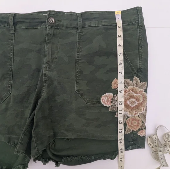 Torrid Green Camo Cutoff Shorts Floral Embroidery High Rise Raw Hem Casual 20 - Picture 5 of 13